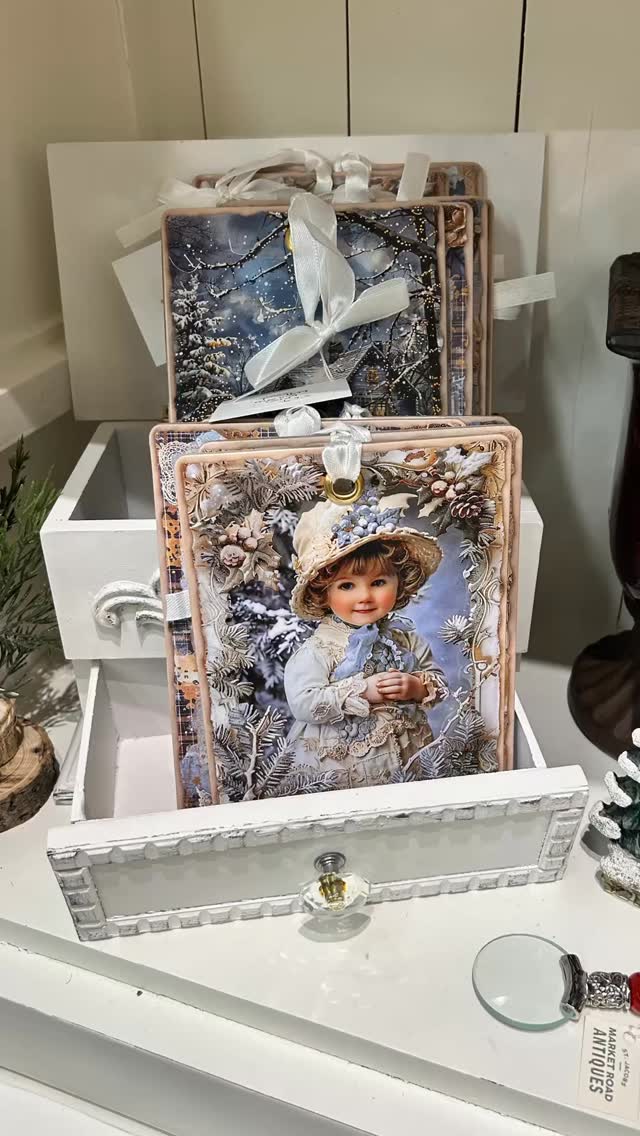 It’s crunch time! Browse our shelves for those final gifts — from décor to keepsakes to one-of-a-kind curios. Last-minute doesn’t have to look last-minute 🎄

#stjacobsmarket #vintagevibes #retro #antiquemarket #nostalgia #shoplocalontario #lastminutegifts