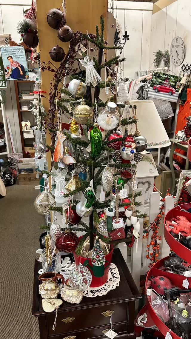 Kick off the holiday season in style 🛍️ Stop by after visiting @stjacobsmarket and take advantage of our Black Friday Sale, Nov 21–30! Find vintage décor, cozy textiles, collectibles, and charming gift ideas waiting for you.

#stjacobsmarket #vintagevibes #retro #antiquemarket #nostalgia #shoplocalontario #blackfridaysale