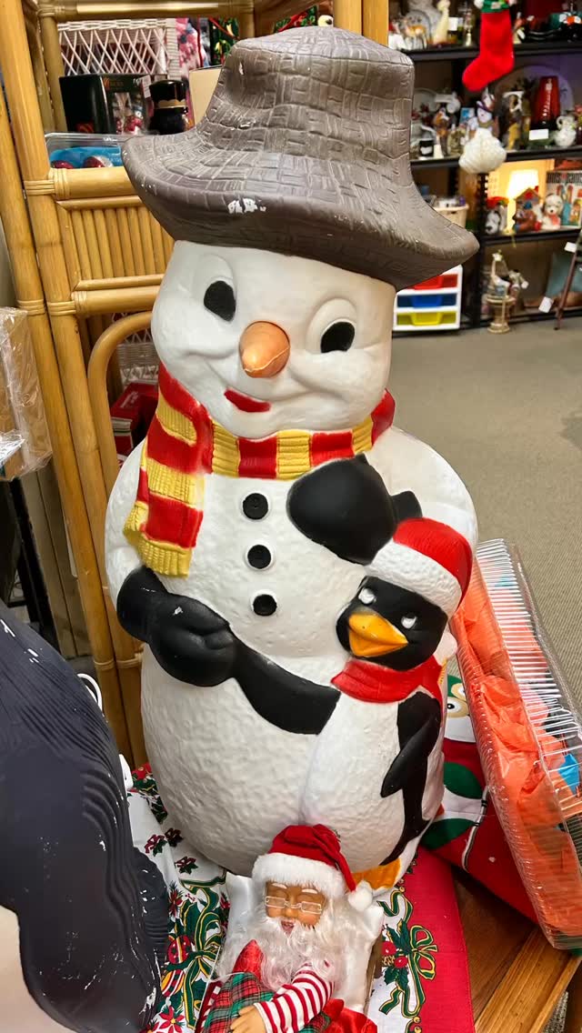 Weekend adventures continue! 🌿 After visiting @stjacobsmarket, explore quirky collectibles, vintage curios, and festive décor — perfect for a memorable find.

#stjacobsmarket #vintagevibes #retro #antiquemarket #nostalgia #shoplocalontario #christmasfinds