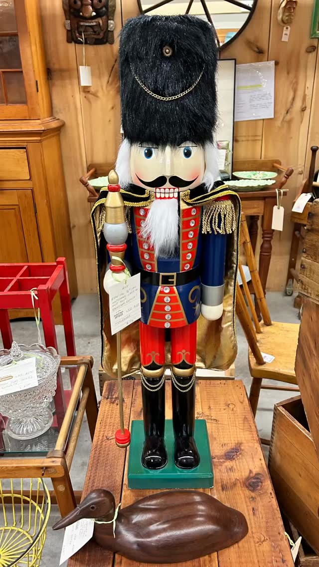 Looking for that timeless Christmas look? Think mercury glass, Santa figurines, winter villages, and all the cozy classics. Holiday magic is in the details ✨

#stjacobsmarket #vintagevibes #retro #antiquemarket #nostalgia #shoplocalontario #nostalgicholiday