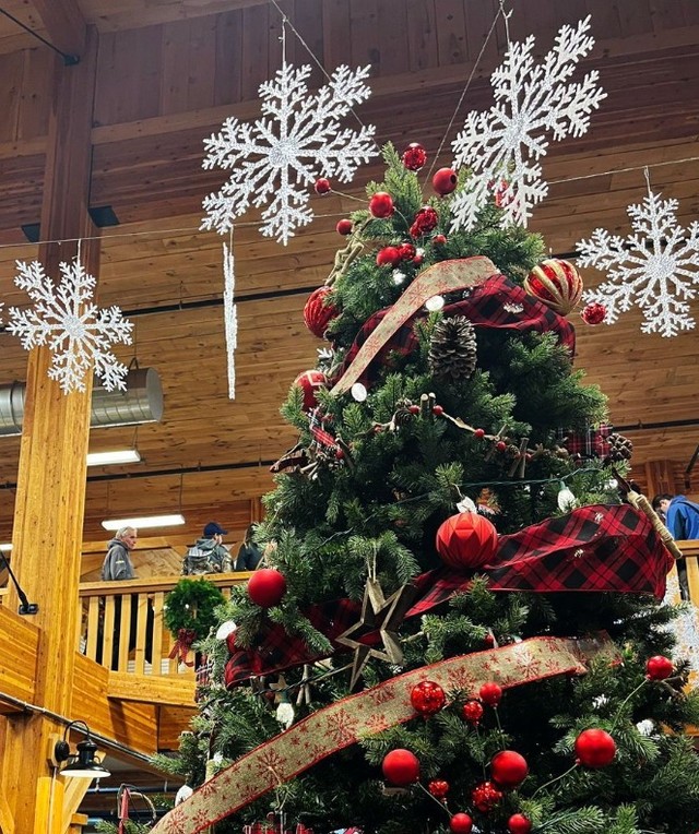 It’s beginning to look a lot like Christmas around here 🎄✨
Twinkle lights are on, the tree understood the assignment, and suddenly everyone’s in a holly-jolly mood. If you hear carols, smell something cozy, or feel the urge to buy one more gift… yep, that’s the Market magic doing its thing. Come wander, linger, and let the festive takeover happen naturally.
Holiday Hours
December 25 / CHristmas Day - CLOSED
December 27 - OPEN 7am - 3:30pm
January 1 / New Year's Day - CLOSED