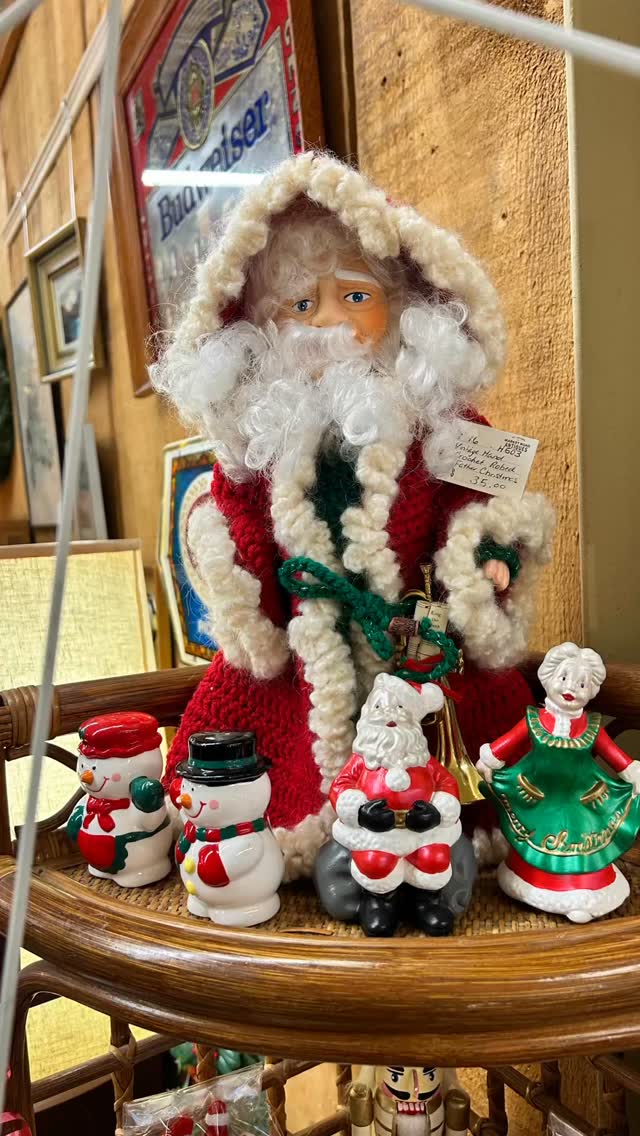 Stockings need filling? We’ve got pocket-sized treasures, quirky collectibles, and small vintage surprises perfect for last-minute gifting 🎁✨

#stjacobsmarket #vintagevibes #retro #antiquemarket #nostalgia #shoplocalontario #stockingstuffers #lastminutegifts