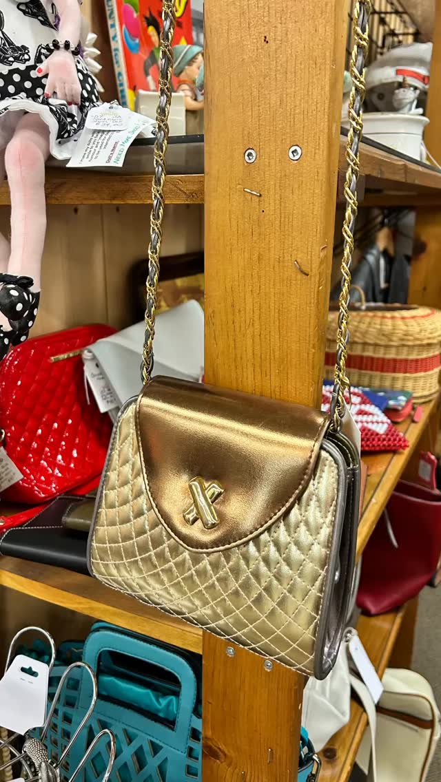 Metal & Shine ✨ 

After your trip to @stjacobsmarket discover treasures that shine ⭐️ Vintage brass, copper, and silver-plated pieces bring warmth and charm to your January weekend!

#stjacobsmarket #vintagevibes #retro #antiquemarket #nostalgia #shoplocalontario #shineon