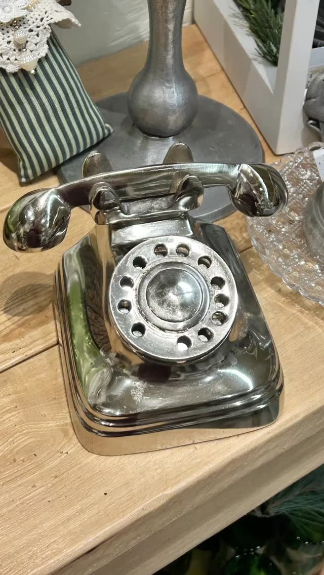 Metal & Shine

Shine on this Sunday 🌟 Explore metallic finds - from decorative trays to small treasures, th glow of vintage metal awaits. 

#stjacobsmarket #vintagevibes #retro #antiquemarket #nostalgia #shoplocalontario #shineon