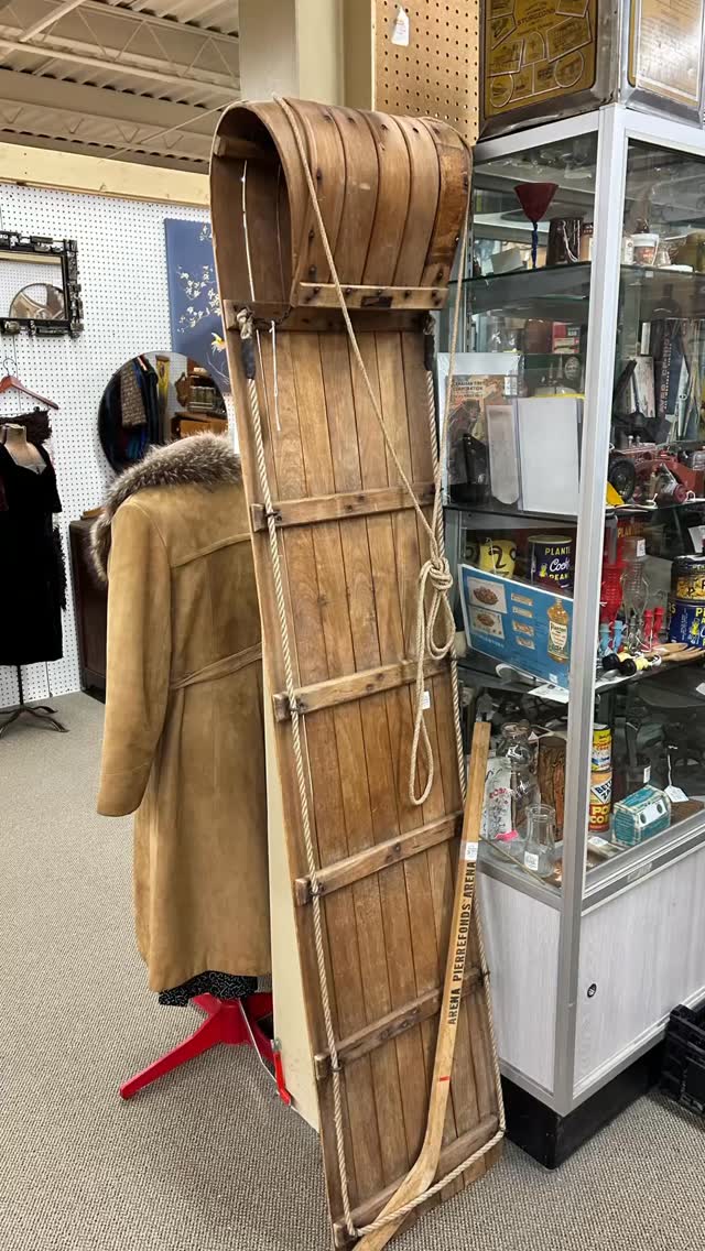 Slow down this Sunday ✨ Discover natural materials - carved wood, woven pieces and earthy decor that feels timeless and tactile.

#stjacobsmarket #vintagevibes #retro #antiquemarket #shoplocalontario #nostalgia #earthydecor