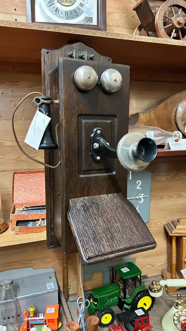 Trying to explain vintage items to a 12-year-old would take at least 10 minutes and a diagram 🧐 These finds did have a place in our lives - trust us.

#stjacobsmarket #vintagevibes #retro #antiquemarket #shoplocalontario #nostalgia #kidsthesedays