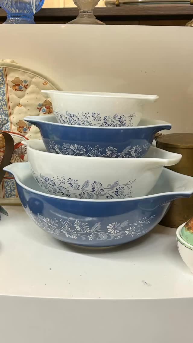 Sunday scrolling IRL 💙 Blue accents everywhere - from decor to collectibles, find pieces that make you pause and smile.

#stjacobsmarket #vintagevibes #retro #antiquemarket #shoplocalontario #nostalgia #blue