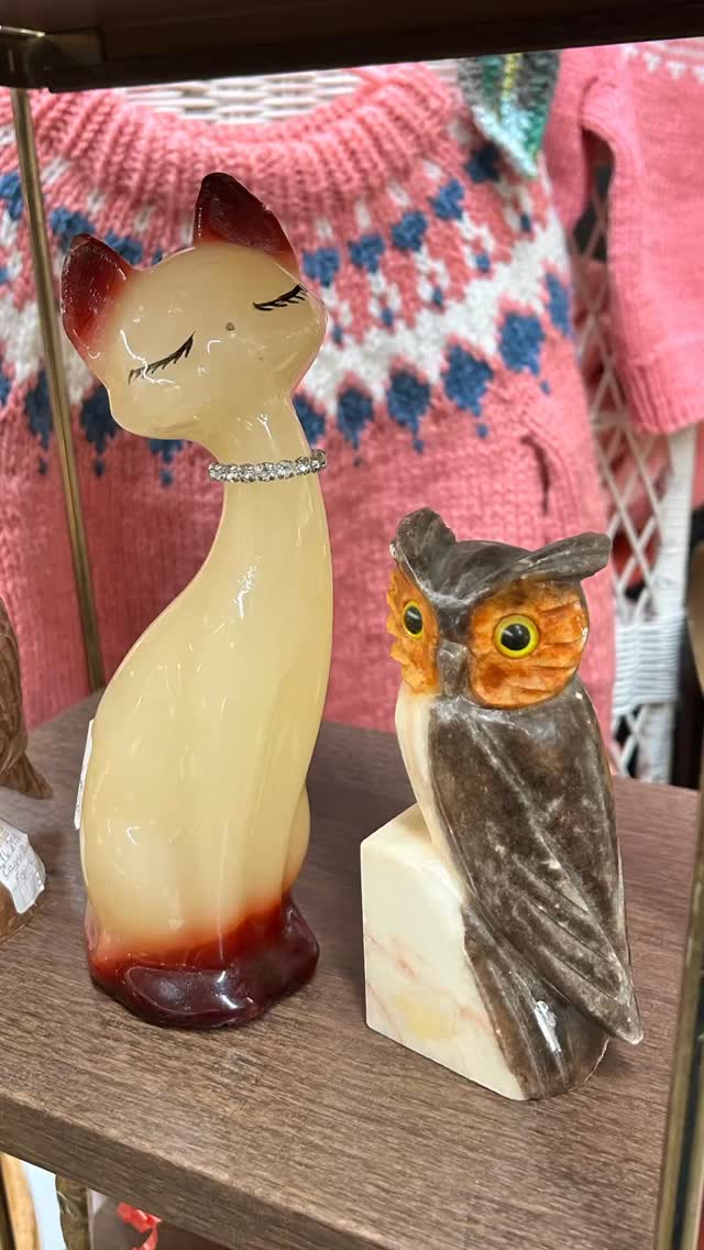 After @stjacobsmarket take a peek inside and see what treasures await! ✨ January’s last weekend is perfect for exploring unique finds and discovering pieces you’ll want to grab before the month ends.

#stjacobsmarket #vintagevibes #retro #antiquemarket #nostalgia