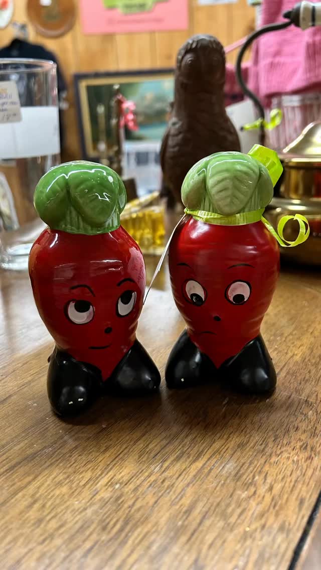 Some thjngs are just better together 😉 From salt & pepper to cream & sugar, these vintage pairs are the ultimate partners in crime - and we are partners in crime with @stjacobsmarket too! Stop by after the market and enjoy 10-60% off during our Winter Warm-Up Sale!!

#stjacobsmarket #vintagevibes #antiquemarket #nostalgia #winterwarmupsale