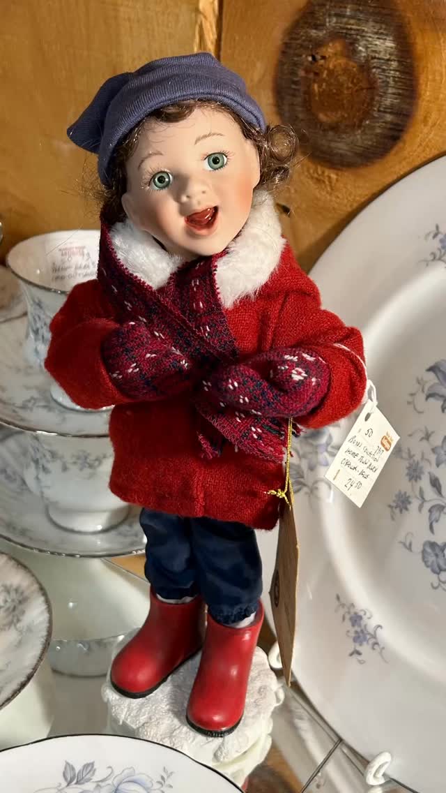 Seeing red has never been this fun ❤️ Explore red-hued treasures and vintage gems - all 10-60% off storewide!

#stjacobsmarket #vintagevibes #retro #antiquemarket #valentinesday