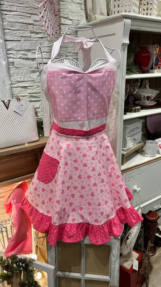 Heart-eyes for vintage 💕 Find all sorts of heart-shaped treasures after @stjacobsmarket - perfect for Valentine’s or just because! All 10-60% storewide during our Winter Warm-Up Sale.

#stjacobsmarket #vintagevibes #antiquemarket #nostalgia #valentinesday