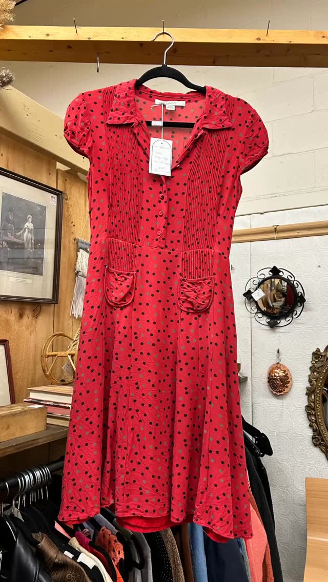 Red, romantic, and ready to love ❤️ After @stjacobsmarket stop in for bold red vintage finds - perfect for Valetine’s and all 10-60% off during our Winter Warm-Ip Sale!

#stjacobsmarket #vintagevibes #retro #antiquemarket #valentinesday
