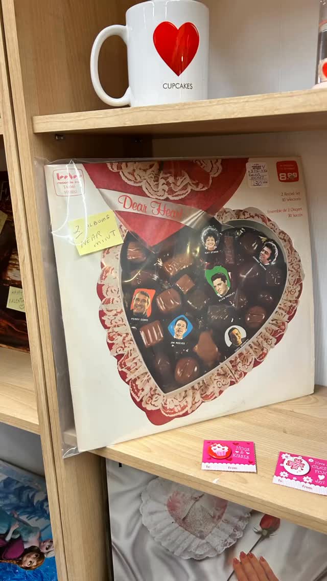 Follow the Chocolate trail @stjacobsmarket 🍫 then pop in for chocolate-worthy curios and whimsical vintage finds ✨ All 10-60% off during our Winter Warm-Up Sale!

#stjacobsmarket #vintagevibes #retro #antiquemarket #chocolatetrail