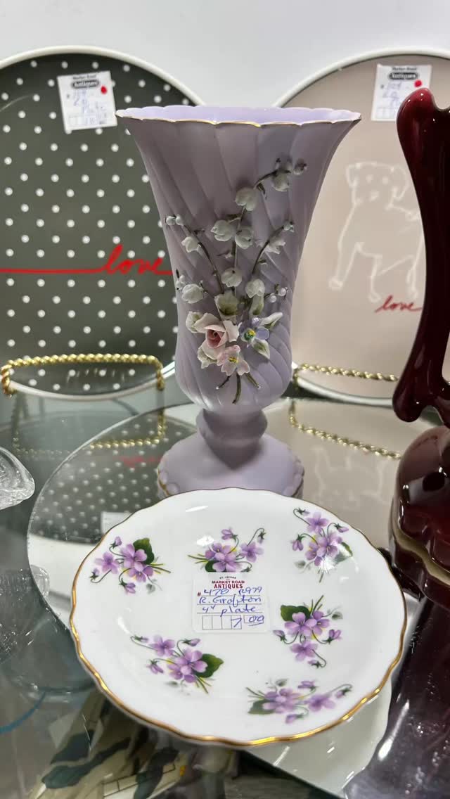 Soft, pretty and full of charm 💜 Discover lavender-hued vintage finds - all 10-60% off storewide!

#stjacobsmarket #vintagevibes #retro #antiquemarket #lavender