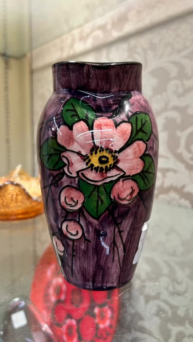 Lavender dreams 💜 After a morning at @stjacobsmarket find soft purple treasures to brighten your week - all 10-60% off in our Winter Warm-Up Sale!

#stjacobsmarket #vintagevibes #retro #antiquemarket #lavender