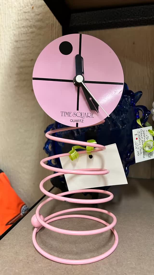 Round and round we go 💕 Circles are everywhere - from vintage plates to clocks. Visit the store adter @stjacobsmarket to find treasures that make your heart spin. All 10-60% off storewide during our Winter Warm-Up Sale. 

#stjacobsmarket #vintagevibes #retro #antiquemarket #winterwarmupsale