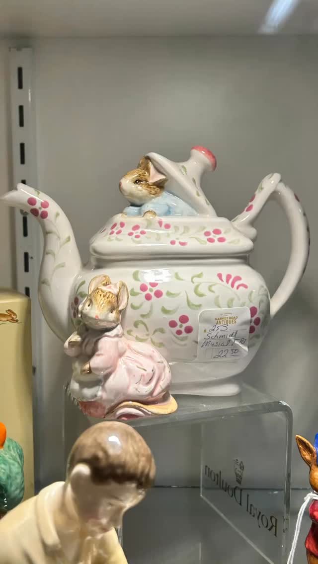 Market mornings call for something warm ☕️ After strolling through @stjacobsmarket pop in and find the perfect vintage teacup, thermos or serving tray to make your next market morning at home just as cozy. A little treasure pairs perfectly with fresh local finds 🧺✨

#stjacobsmarket #vintagevibes #retro #antiquemarket #cozycorners