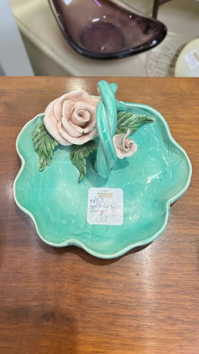 Teal and aqua finds this weekend 💙💚 From glassware and pottery to decorative accents, these cool tones feel fresh, calming and timeless. 

After exploring @stjacobsmarket come see what treasures you can spot in these beautiful blue-green shades.
#stjacobsmarket #vintagevibes #retro #antiquemarket #tealdecor